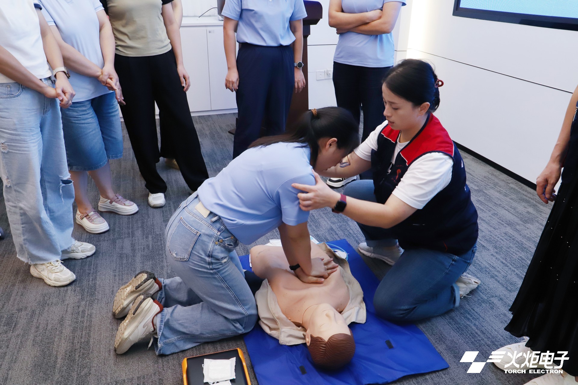 Prendre soin de la vie, sauver des vies ! Torch Electron organise avec succès une session de formation aux premiers secours.